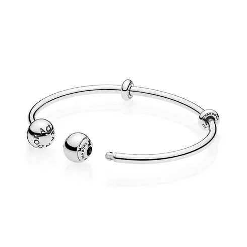 596477-2 PANDORA Moments Bangle otvorena narukvica sa Pandora natpisom na kuglicama