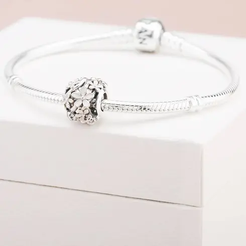 798772C01 PANDORA Openwork White Daisy Flower privezak