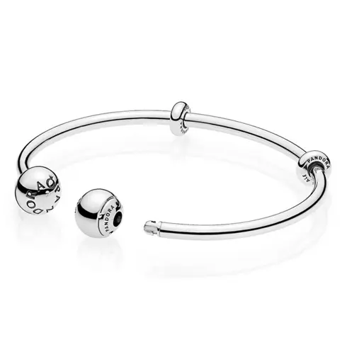 596477-3 PANDORA Moments Bangle otvorena narukvica sa Pandora natpisom na kuglicama