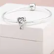 798873C01 PANDORA Sparkling Paw Print & Heart privezak