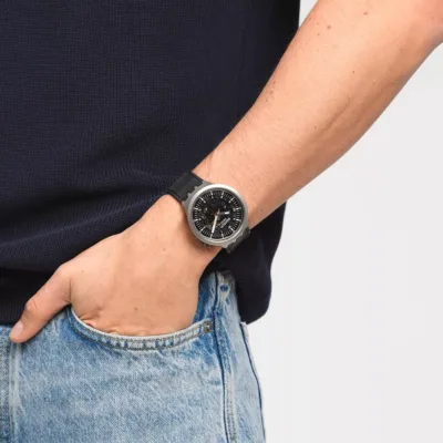 SB07S105 SWATCH Dark Irony unisex ručni sat - SB07S105 na ruci